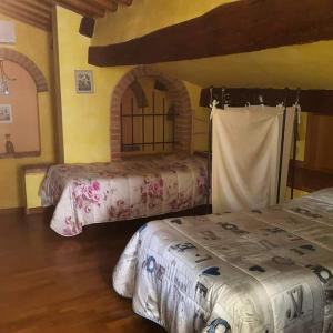 Affitta camere San Miniato في سان مينياتو: غرفة نوم بسريرين في غرفة