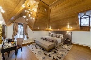 a bedroom with a bed and a wooden ceiling at Sintra Marmòris Camélia in Sintra