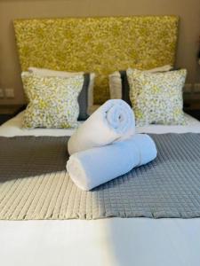 Una toalla enrollada sentada en una cama en Lazy Bunny Lodge with Hot Tub, en Malton