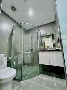 uma casa de banho com um chuveiro, um WC e um lavatório. em Layla House -2905 G3 Vinhomes Greenbay em Hanói
