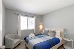 Una cama o camas en una habitación de @ Marbella Lane - 4BR City Escape in Hayward