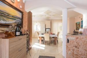 Kuchyňa alebo kuchynka v ubytovaní Luxury Apartment Emily with Amazing Sea View