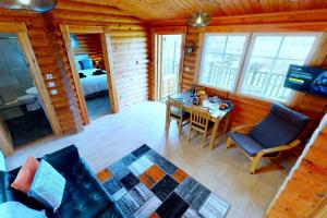 ein Wohnzimmer mit einem Sofa und einem Tisch in einer Hütte in der Unterkunft CROYDE RANCH CHALET 2 Bedrooms in Croyde