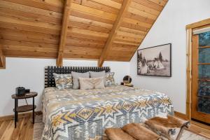- une chambre avec un lit et un plafond en bois dans l'établissement North Fork Hideaway, à Washougal