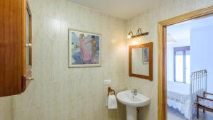 łazienka z umywalką i lustrem w obiekcie Casa Mari Frigiliana by Ruralidays w mieście Frigiliana +19 zdjęć