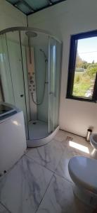 Et badeværelse på CASA CONTAINER BOSQUE Y MAR + 128 billeder