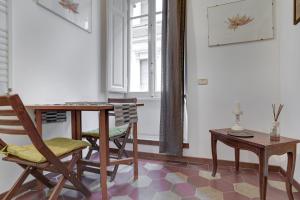 a dining room with a table and chairs and a window at Charming Colosseum in Rome