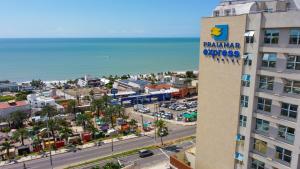 uma vista para uma cidade com um edifício e o oceano em Praiamar Express Hotel em Natal