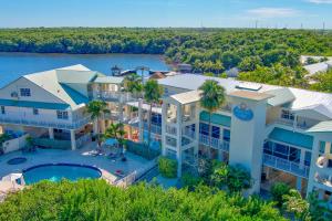 einen Luftblick auf ein Resort mit einem Pool in der Unterkunft Dove Creek Resort & Marina, Trademark Collection by Wyndham in Key Largo