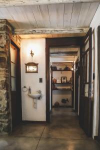 - un couloir avec lavabo dans une chambre dotée d'un mur dans l'établissement Campo de los Sueños, à Colonia del Sacramento