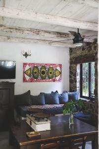 ein Wohnzimmer mit einem Sofa und einem Tisch in der Unterkunft Campo de los Sueños in Colonia del Sacramento