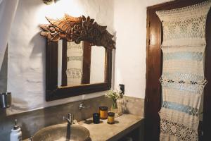 ein Bad mit einem Waschbecken und einem Spiegel in der Unterkunft Campo de los Sueños in Colonia del Sacramento