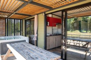 Fotografie z fotogalerie ubytování Camping du Sevron v destinaci Saint-Étienne-du-Bois + 37 fotografií