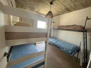 a bunk bed room with two bunk beds in it at Les Diablettes in Punta Del Diablo