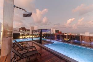 uma piscina no telhado de um edifício em Mardisa Design - Luxo e Requinte em Cabo Branco por Carpediem em João Pessoa