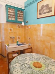 - Baño con lavamanos, mesa y lavamanos en Casa Antica - Historical apartment in old city center, en Trieste