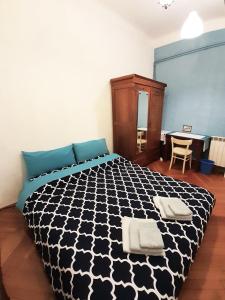 Un dormitorio con una cama en blanco y negro y una mesa en Casa Antica - Historical apartment in old city center, en Trieste