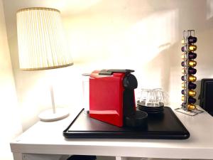 Coffee and tea making facilities at L’ARTSHOP