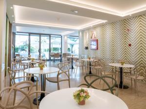 Hotel Eiffel tesisinde bir restoran veya yemek mekanı