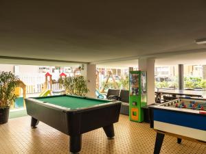 uma sala de bilhar com duas mesas de bilhar e um salão de jogos em Hotel Eiffel em Rimini