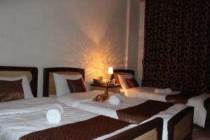 Postel nebo postele na pokoji v ubytování Arab Tower Hotel