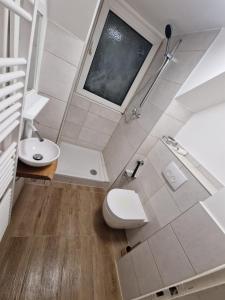 uma casa de banho com um WC e um lavatório em Gemütliches Apartment Nähe DU Zentrum/Uni/Hbf/A40 em Duisburg
