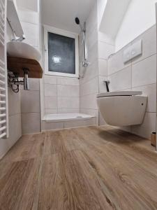 Gemütliches Apartment Nähe DU Zentrum/Uni/Hbf/A40 في دويسبورغ: حمام مع حوض ومرحاض