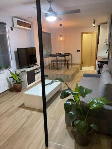 uma sala de estar com um sofá e uma mesa em Encantador Apartamento en pleno Centro em Jaén