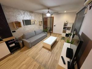 uma sala de estar com um sofá e uma mesa em Encantador Apartamento en pleno Centro em Jaén