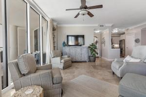 TV a/nebo společenská místnost v ubytování Beach Colony East 16B-Penthouse