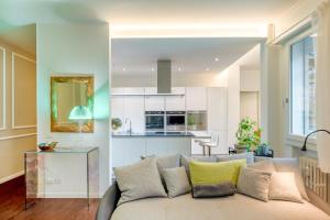 un soggiorno con divano e una cucina di Galleria Eremitani Exclusive Elegant Apartment a Padova