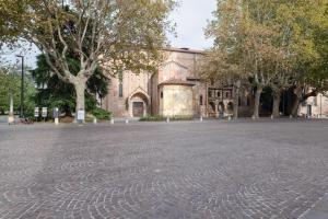 una strada vuota di fronte a un edificio di Galleria Eremitani Exclusive Elegant Apartment a Padova