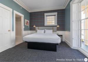 a bedroom with a large bed in a room at Prentiss House by Thatch in Cambridge