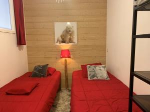 um quarto com duas camas e um candeeiro em Appartement Châtel, 3 pièces, 4 personnes - FR-1-198-249 em Châtel