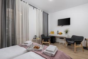 una stanza d'albergo con un letto, un tavolo e delle sedie di Delta Rooms a Fiume (Rijeka)