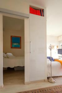 a bedroom with a sliding door leading to a bed at Le lutin in Saint-Laurent-du-Var