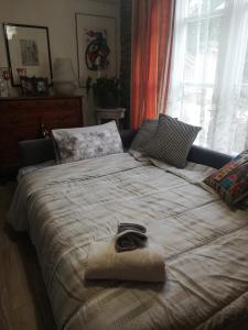 duże łóżko z ręcznikiem na górze w obiekcie Casolare Isabella "Il rifugio dei vinili" and Alice's room w mieście Ponsacco +37 zdjęć