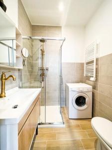 a bathroom with a shower and a washing machine at Nouveau * L’élégant au cœur de Guingamp * in Guingamp