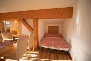 ein kleines Schlafzimmer mit einem Bett in einem Zimmer in der Unterkunft Ferienwohnungen Antenbichllehen in Berchtesgaden
