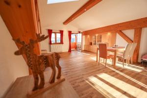 a kitchen and dining room with a table and chairs at Ferienwohnung Antenbichllehen - Hochthron in Berchtesgaden