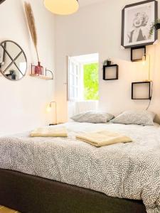 sypialnia z dużym łóżkiem w pokoju w obiekcie Nouveau * L’élégant au cœur de Guingamp * w mieście Guingamp