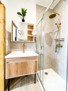 a bathroom with a sink and a shower at Nouveau * L’élégant au cœur de Guingamp * in Guingamp