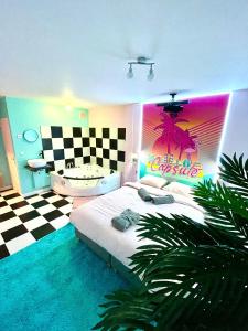 - une chambre avec un lit et un jeu vidéo sur le mur dans l'établissement Capsule Miami Vice - Jacuzzi - Billard - Ecran cinéma & Netflix - Ping-Pong - Nintendo & Jeux-, à Liévin