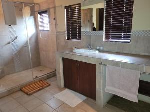 Et badeværelse på Makhato Bush Lodge 118 + 4 billeder