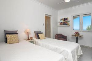 Casa Koko في Muntanya la Sella: غرفة نوم بسريرين وكرسي ونوافذ +12 صورة