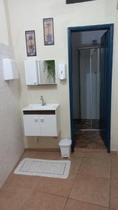 y baño con lavabo y aseo. en Quarto em Hospedaria no Centro Histórico, en Ouro Preto