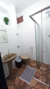 y baño con aseo, lavabo y ducha. en Quarto em Hospedaria no Centro Histórico, en Ouro Preto