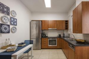 Kuchyň nebo kuchyňský kout v ubytování 2 bedroom flat next to Acropolis