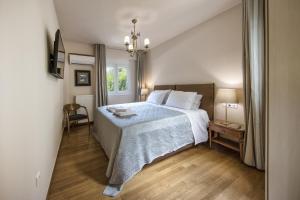 um quarto com uma cama grande e um cobertor azul em 2 bedroom flat next to Acropolis em Atenas