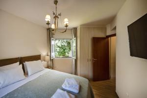 Postel nebo postele na pokoji v ubytování 2 bedroom flat next to Acropolis